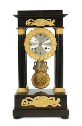 4-Säulen-Portaluhr um 1880, Zifferblatt mit römischen Stundenzahlen ...