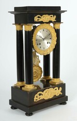 4-Säulen-Portaluhr um 1880, Zifferblatt mit römischen Stundenzahlen ...