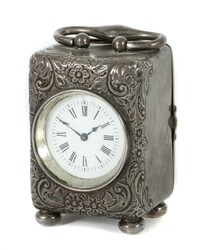 Kleine Tischuhr im Silbergehäuse Silbergehäuse, Birmingham, 1897, ...