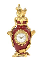 Vasenuhr mit floraler Bronzemontur um 1900, mit Blütenfestons ...