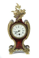 Kleine Kaminuhr im Rokokostil Frankreich, um 1920, ...