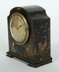 Tischuhr mit Chinoisserie-Dekor Frankreich, 1950er Jahre, Zifferblatt ...