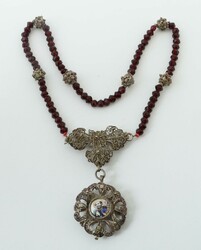 Religiöses Collier Vor 1900, Filigranarbeit mit Granatperlen und ...