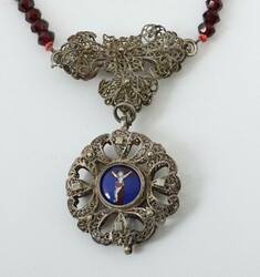 Religiöses Collier Vor 1900, Filigranarbeit mit Granatperlen und ...