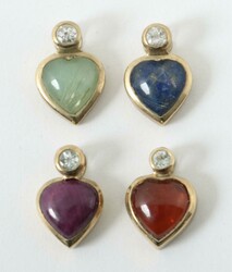 4 Herzanhänger 20. Jh., 4 Anhänger in Herzform mit eingefassten ...