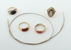 Schmuckkonvolut 20. Jh., best. aus 4 Ringen und 1 Halsreif, bes. mit ...