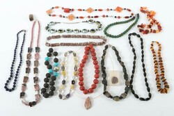 Konvolut Modeschmuck 20. Jh., Konvolut best. aus ca. 14 Ketten und 2 ...