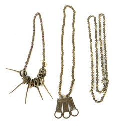 2 Bronze Cache sexe (Schamschürze) und Halskette Kamerun, wohl Kirdi ...