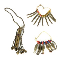 2 Bronze Cache sexe (Schamschürze) und Nadeletui Kamerun, wohl Kirdi ...