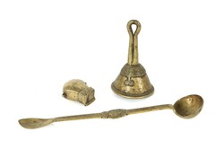 Konvolut Bronze/Gelbguß Kamerun, best. aus einer Glocke mit ...