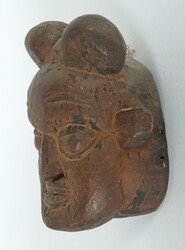 Maske der Bamileke Kamerun, Holz geschnitzt, die Vorderseite braun ...