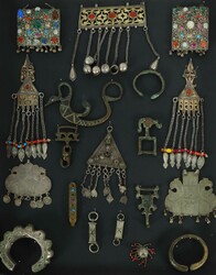 Sammlung Turkemenschmuck in Wandvitrine Tekke, Turkmenistan, gesamt ...