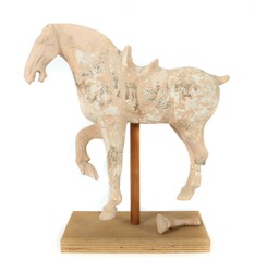 Figur eines gesattelten Pferdes China, Tang-Dynastie, rötlich-beiger ...