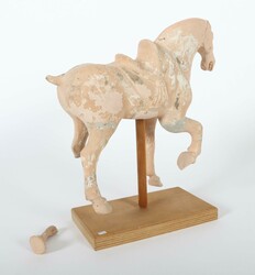 Figur eines gesattelten Pferdes China, Tang-Dynastie, rötlich-beiger ...