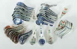 Konvolut von 48 Suppenlöffeln China, Porzellan, in unterschiedlichen ...