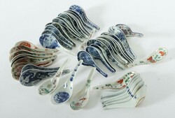 Konvolut von 48 Suppenlöffeln China, Porzellan, in unterschiedlichen ...