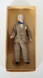 Stubenpuppe 1920, Porzellankopf, galanter Herr in beigem Filzanzug, ...