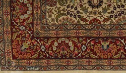 Signierter Hereke-Seidenteppich Türkei, um 1980, im äußeren ...