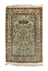 Hereke Seidengebetsteppich mit Kalligraphie-Dekor Türkei, um 1980, ...