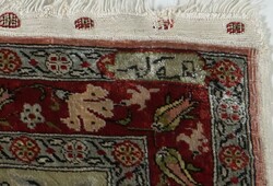 Signierter Hereke Seidenteppich Türkei, um 1970, im Begleitstreifen ...