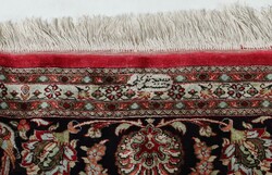 Medaillon-Seidenteppich um 1980, Seide auf Seide, in der Außenborte ...