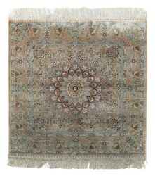 Quadratischer Seidenteppich China, Ende 20. Jh., Seide auf Seide, ...