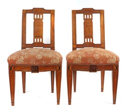 Paar Klassizismus-Stühle süddeutsch, um 1800, Nussbaum, Ahorn u. a. ...