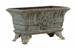 Jardiniere um 1900, Eisenguss-Pflanzenkübel im neoklassizistischen ...