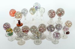 Einundzwanzig Briefbeschwerer 20. Jahrhundert. Farbloses Glas, teils ...