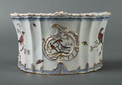 Demi-Lune Wandvase Ludwigsburg, um 1770. Porzellan, glasiert, in ...
