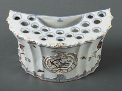 Demi-Lune Wandvase Ludwigsburg, um 1770. Porzellan, glasiert, in ...