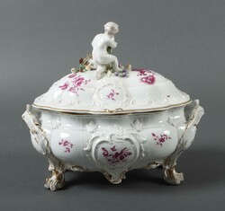 Deckelterrine Ludwigsburg, um 1765. Porzellan, glasiert, mit ...