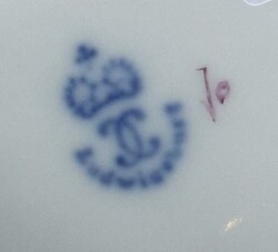 Zwei Vasen Ludwigsburg, 20. Jahrhundert. Porzellan, glasiert, in ...