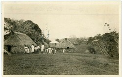 Fiji Fiji: Unused photo postcard of Suvavou Village (B33062)