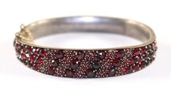 550.20: Jewelry, armrings and bracelets