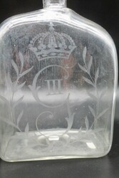 3 Vierkantflaschen, 19.Jh., eine Flasche mit architektonischer ...