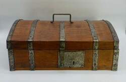Runddeckeltruhe 18./19.Jh., Holz mit Eisenbeschläge, min. ...