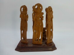 Indien, Holzschnitzerei mit hinduistischen Gottheiten, in der Mitte ...