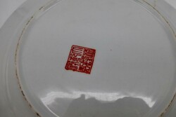 China, 2 Porzellanteller, ein Teller mit Frauen auf einem Lotosteich ...