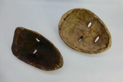 2 Masken Afrika, eine Maske auf schwarzen Grund rote Punkte, eine ...