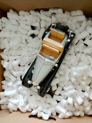 Flohmarkt-Posten, Karton mit Modell-Autos: 13 Autos von Burago (9 ...