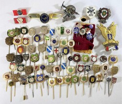 Pins und Anstecker-Lot, Konvolut von 80 Pins und Ansteckern zu ...