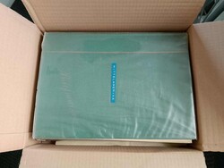 Cuba, kleiner Karton mit Dubletten in Steckbüchern und auf ...