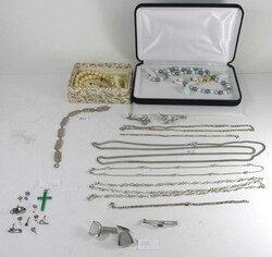 550.70: Jewelry, Lots