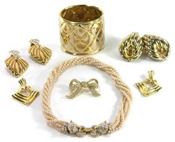 550.90: Schmuck, Sets