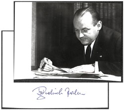 40.10.20: Books - Autographs, Books, genealogy - heraldry - politics - socialism - economics