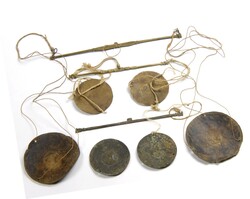 AFRIKA. GHANA - ASHANTI GOLDGEWICHTE. Br-Goldgewichtswaage 3 ...