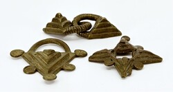 AFRIKA. GHANA - ASHANTI GOLDGEWICHTE. 3 Gelbbronze Amulette 2 ...