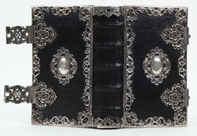 Lederband mit Silberbeschlägen. (Ev. Gesangbuch)