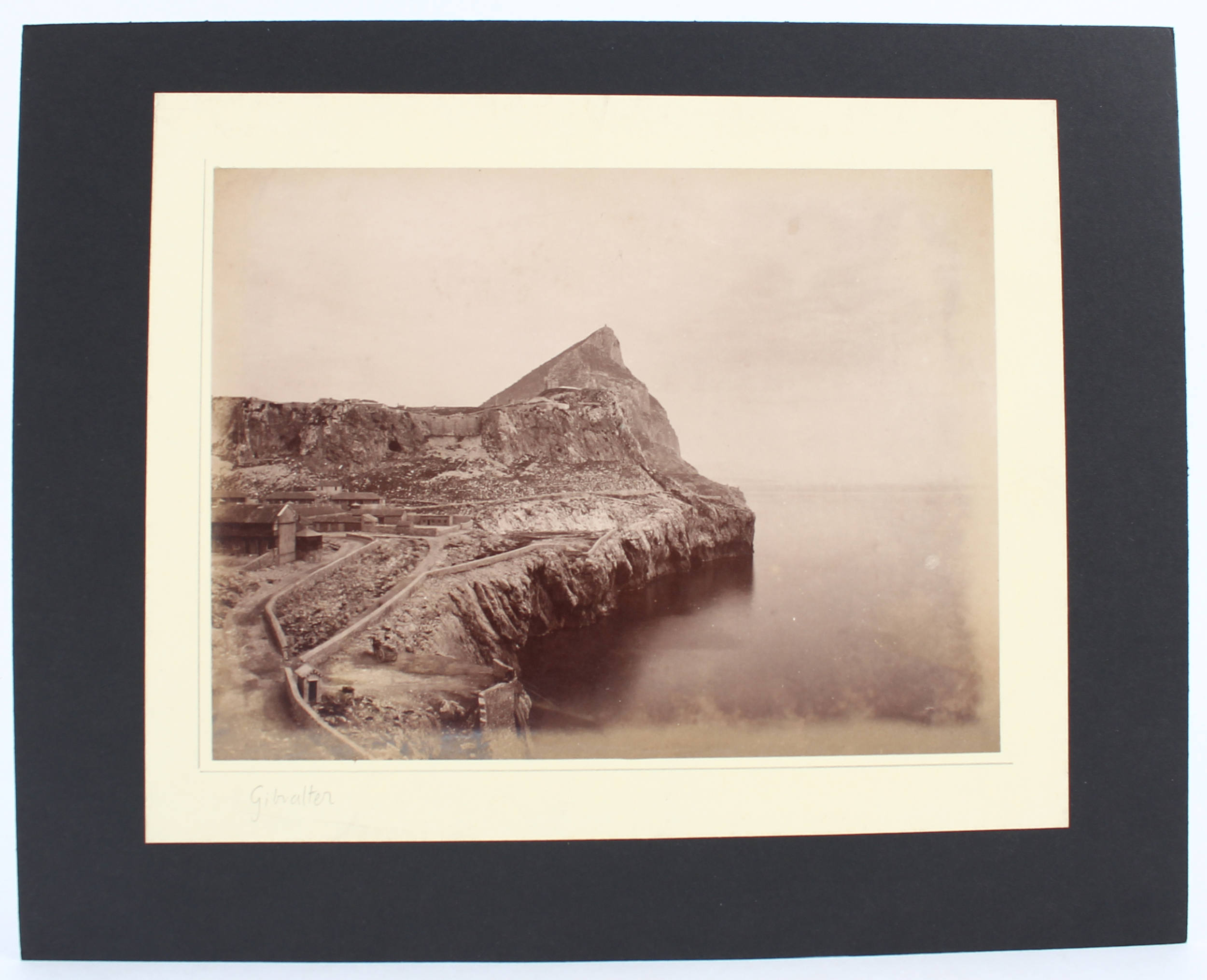 Gibraltar. 9 Fotografien auf 7 Bll.
